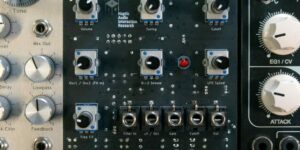 Ilse — A simple analog synthesizer module placed in a skiff